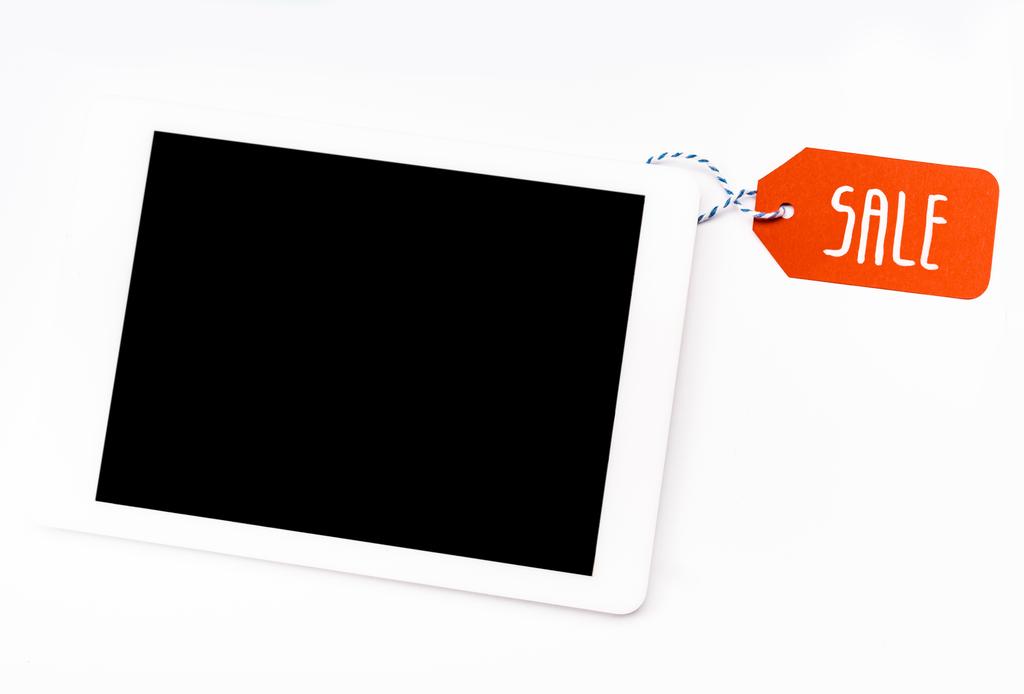 vue du dessus de la tablette numérique avec écran blanc avec étiquette de prix rouge avec lettrage de vente isolé sur blanc
 - Photo, image