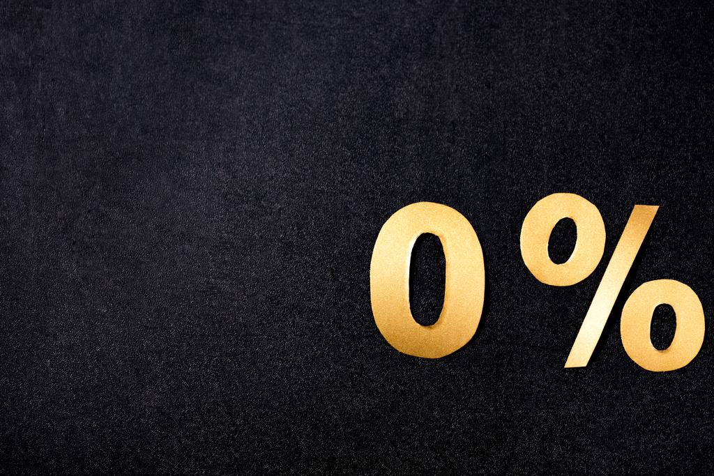 πάνω όψη του χρυσού μηδέν τοις εκατό σημάδια σε μαύρο φόντο - Φωτογραφία, εικόνα