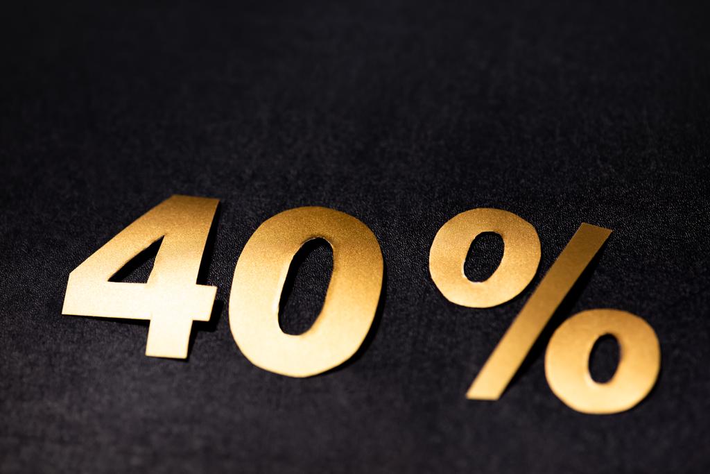 Goldene 40-Prozent-Zeichen auf schwarzem Hintergrund - Foto, Bild