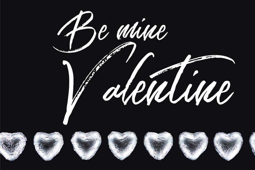 Vista superior de caramelos en forma de corazón aislados en negro con ser ilustración de San Valentín mina
 - Foto, imagen