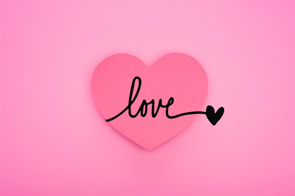 верхний вид бумаги сердце с любовью иллюстрации изолированы на розовый
 - Фото, изображение