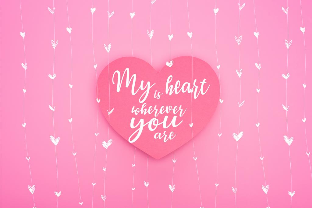 πάνω όψη της χάρτινης καρδιάς με την καρδιά μου είναι όπου είστε γράμματα που απομονώνονται σε ροζ - Φωτογραφία, εικόνα