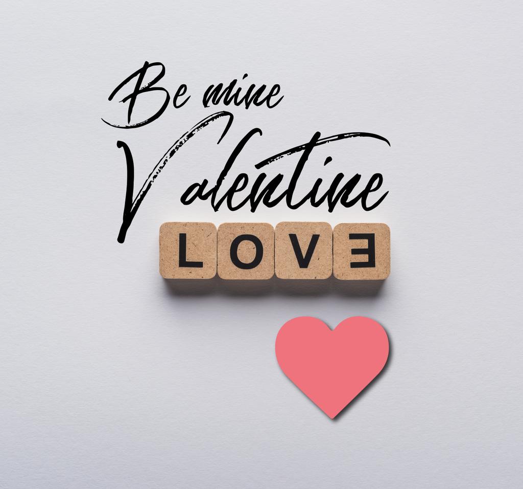 Draufsicht auf Würfel mit Liebesschrift auf weißem Hintergrund mit meinem Valentinstag-Schriftzug und Herz-Illustration  - Foto, Bild