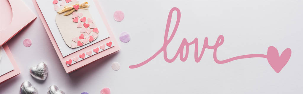 Draufsicht auf Valentinstagsdekoration, Grußkarte, Herzen, Konfetti auf weißem Hintergrund mit Liebesschrift, Panoramaaufnahme - Foto, Bild