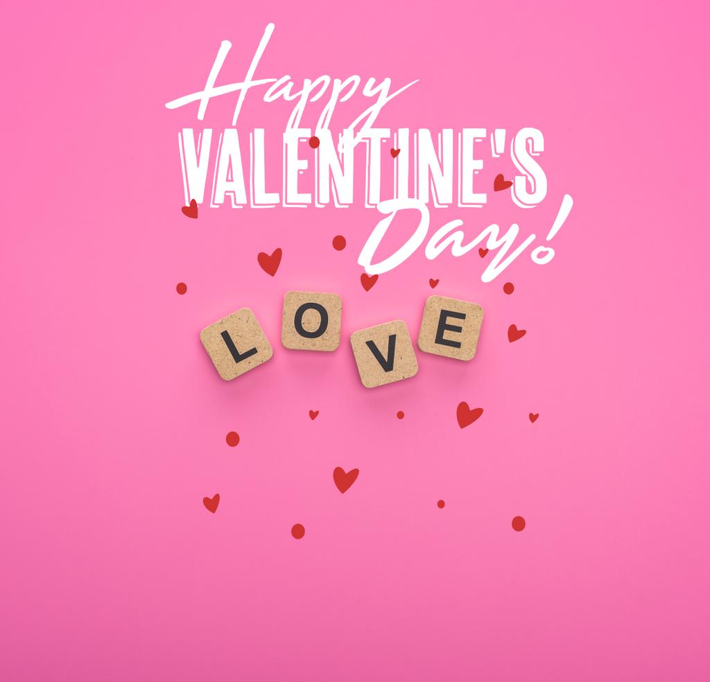bovenaanzicht van liefdesbelettering op houten blokjes op roze achtergrond met vrolijke Valentijnsdag illustratie - Foto, afbeelding