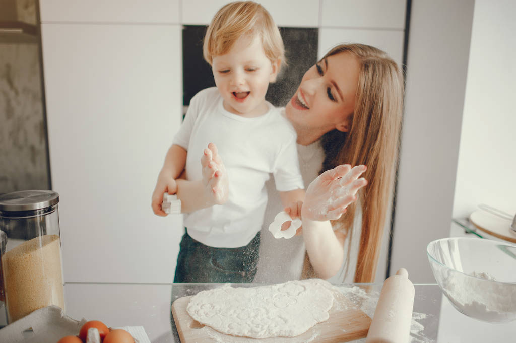 Семья готовит тесто для печенья - Фото, изображение