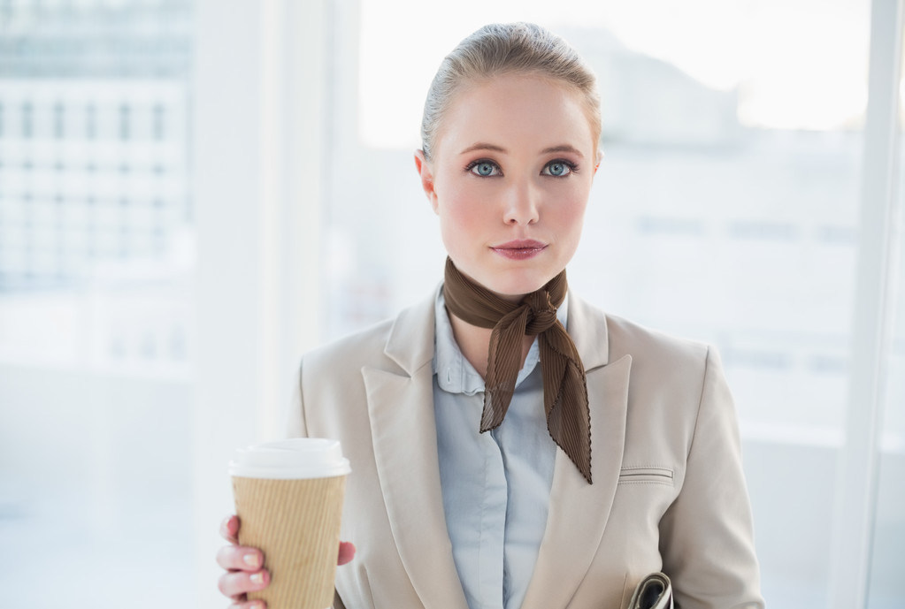 blond obsahu podnikatelka drží jedno pohár - Fotografie, Obrázek