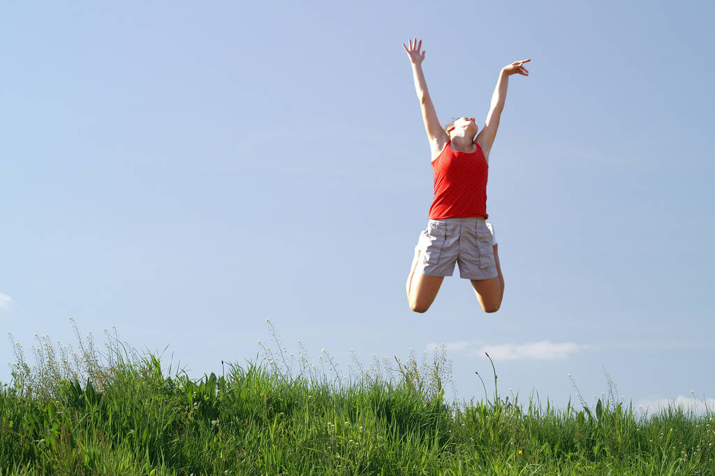 springen meisje in het veld - Foto, afbeelding