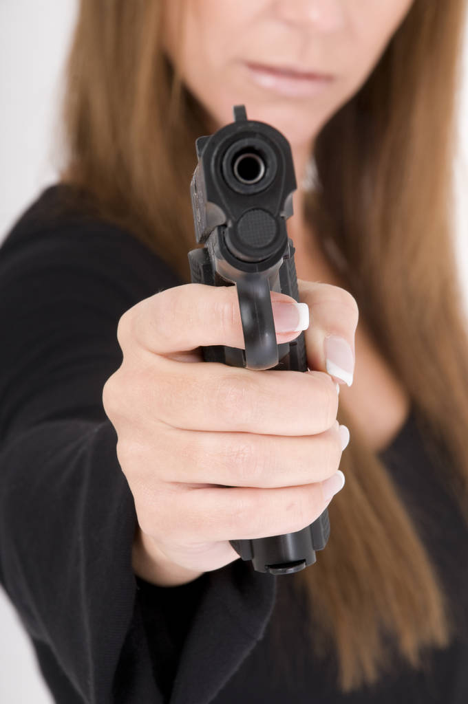 Frau mit Waffe in der Hand zielt - Foto, Bild