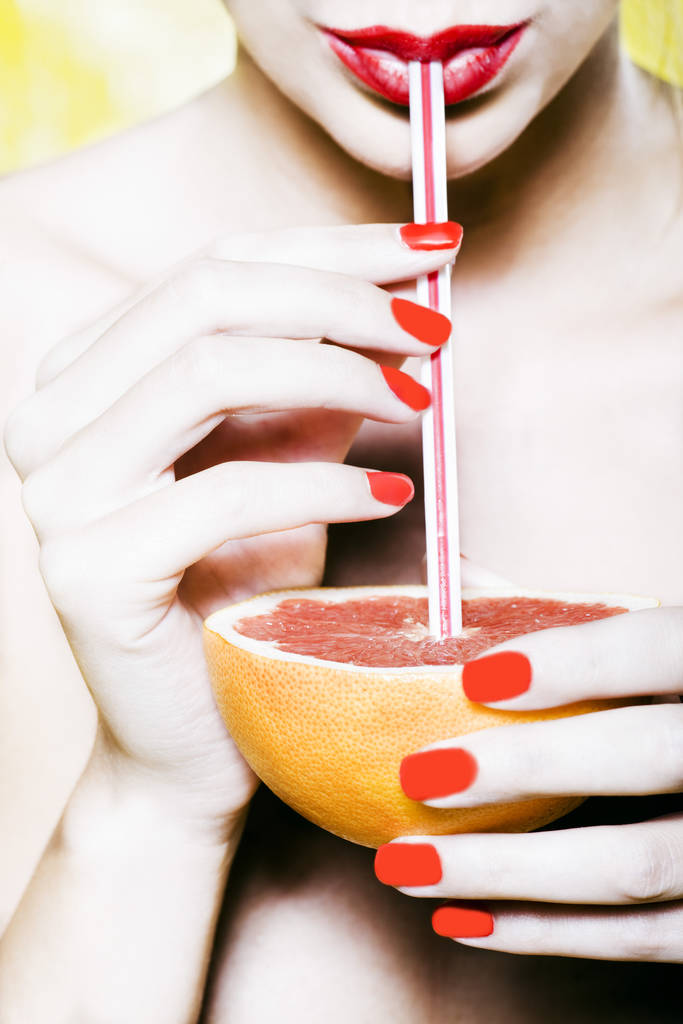 Nainen tilalla cocktail vesimeloni kädessä - Valokuva, kuva