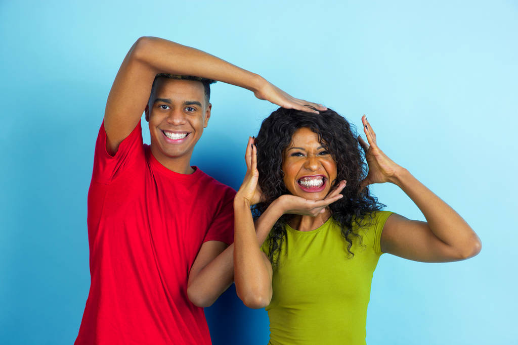 Jeune homme et femme afro-américain émotionnel sur fond bleu
 - Photo, image