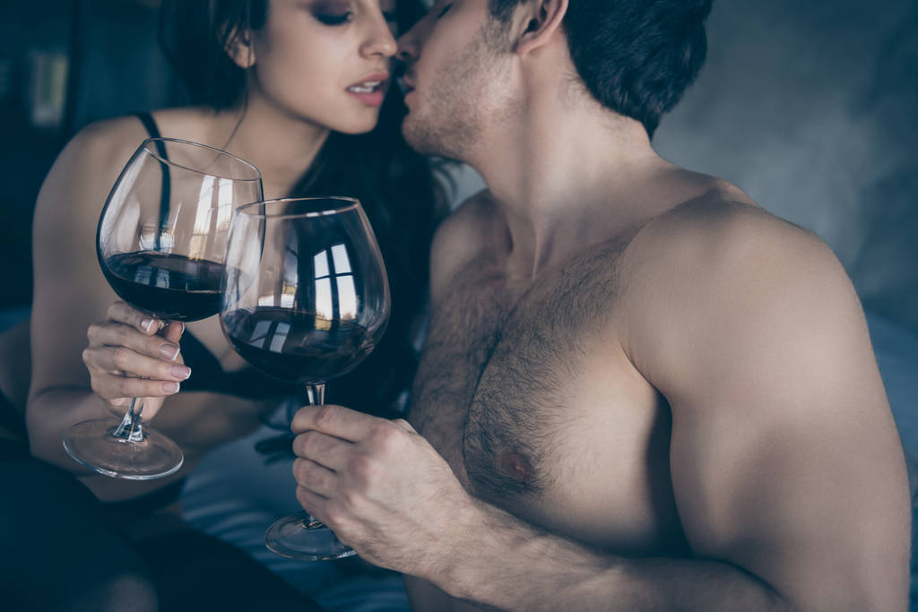 Zbliżenie zdjęcie dwóch czułych uczuć ludzie kuszące uwieść napalone rola grać pić czerwone wino całowanie chcą satysfakcji gra wstępna brzęczenie szklanki łóżko pokój dom wewnątrz - Zdjęcie, obraz