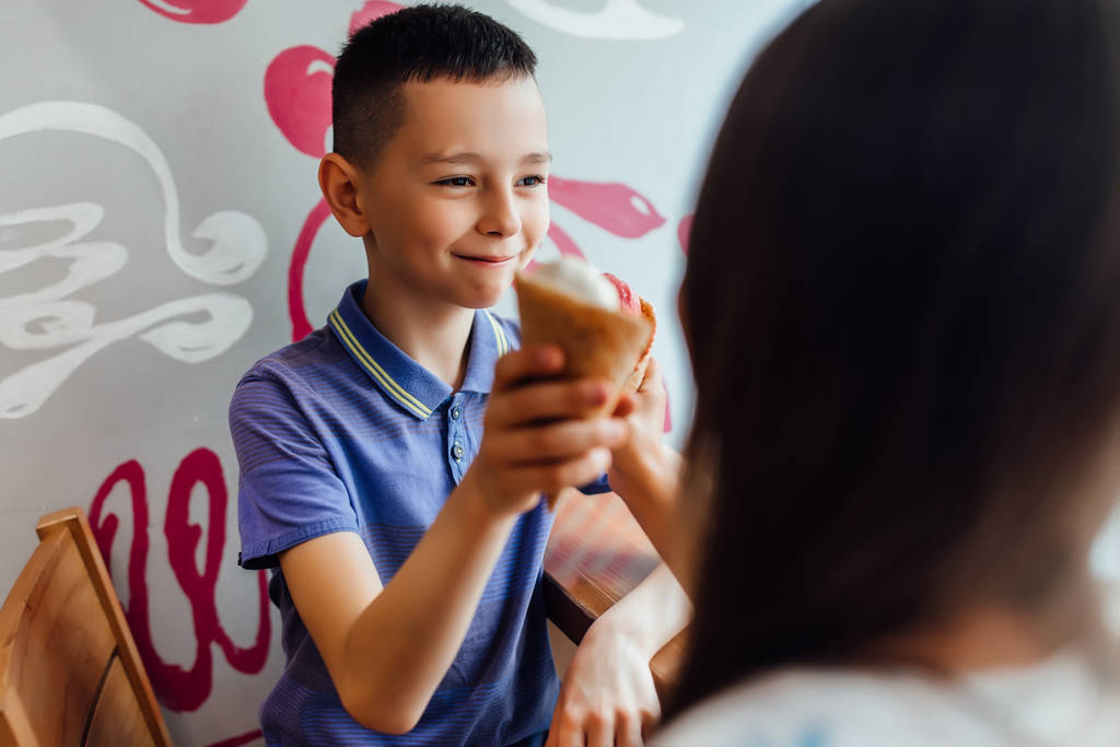 Dondurmayla rahatlayan mutlu çocukların portresi  - Fotoğraf, Görsel