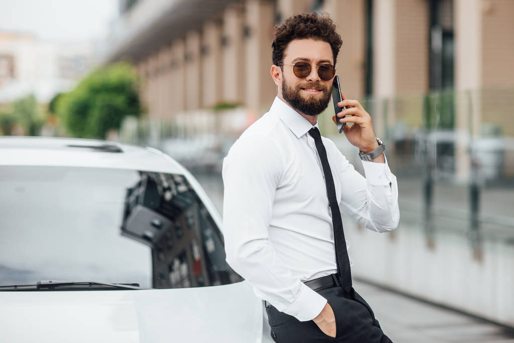 Jóképű fiatal üzletember közel az új fehér autó, szelektív fókusz - Fotó, kép