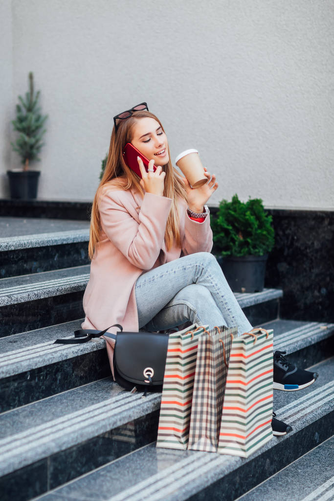 Gyönyörű fiatal szőke nő bevásárló táskák, szelektív fókusz - Fotó, kép