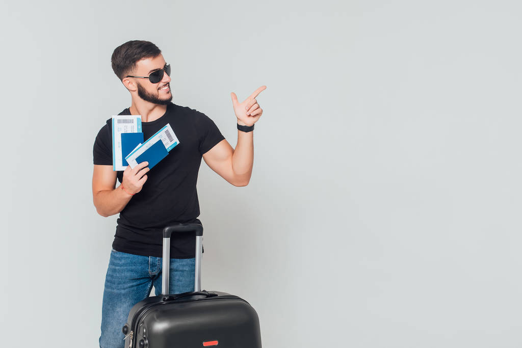 Viaggiatore uomo con valigia su sfondo bianco
   - Foto, immagini