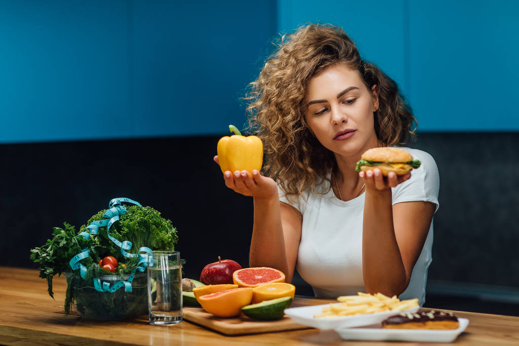 Mulher bonita com comida verde saudável na cozinha moderna
  - Foto, Imagem