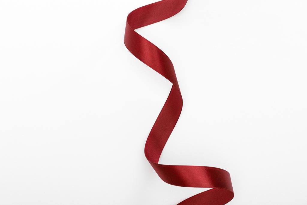 vista superior de la cinta curvada decorativa burdeos satinado aislado en blanco
 - Foto, Imagen