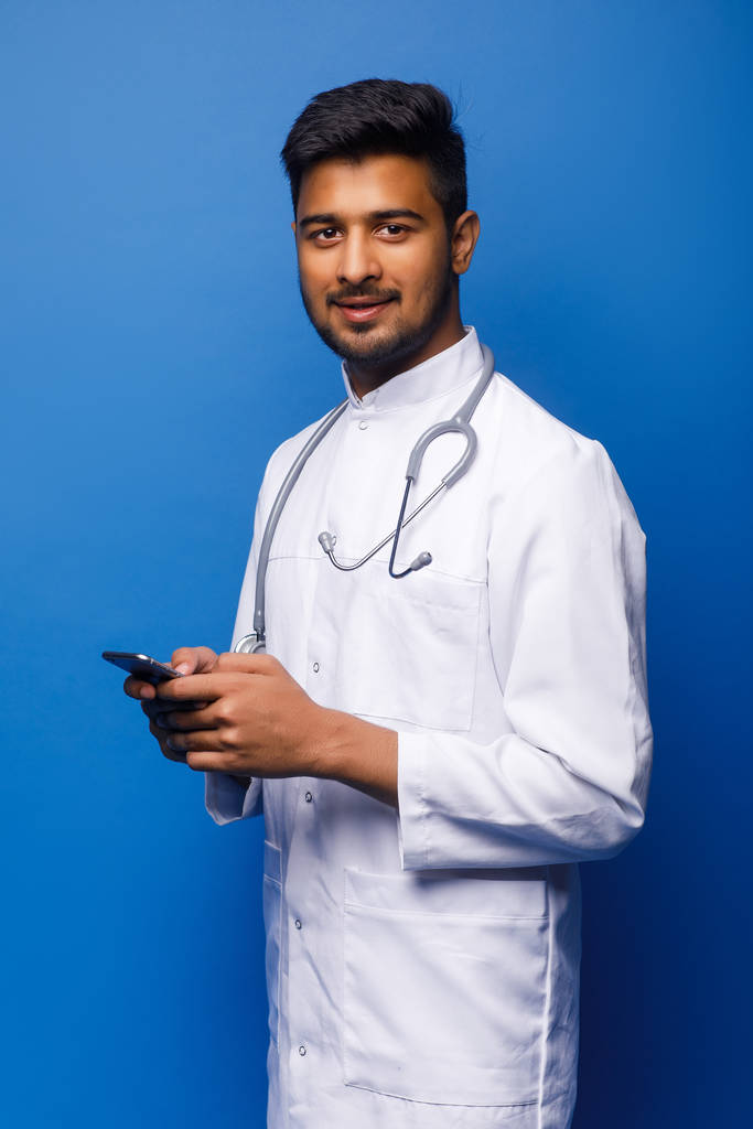 Portret pięknej indyjskiej lekarki ze stetoskopem z telefonem  - Zdjęcie, obraz