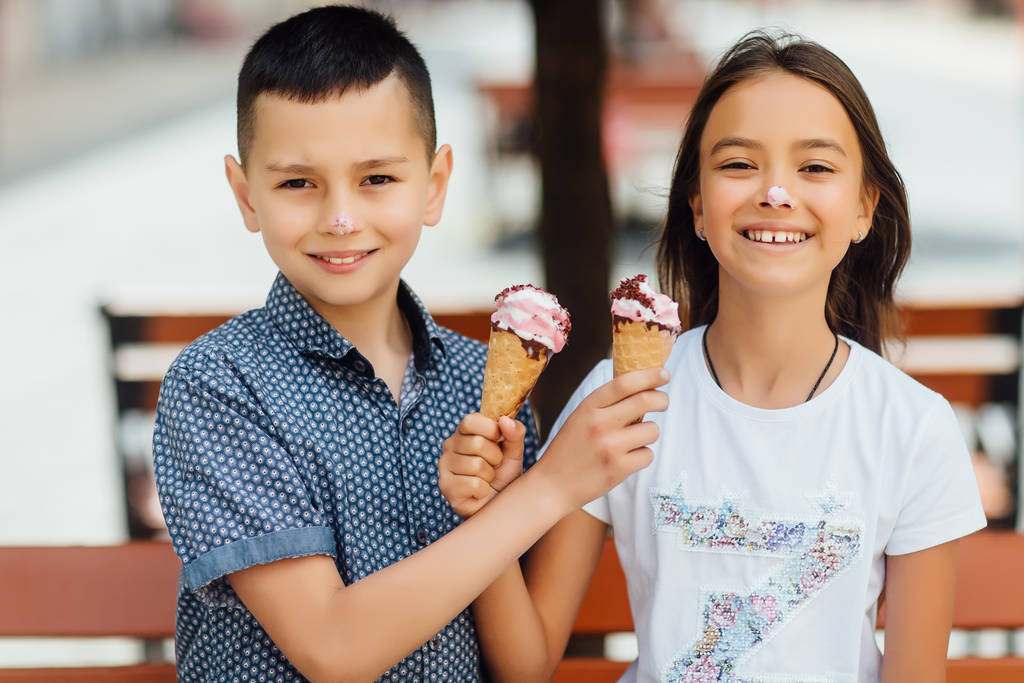 Μικροί φίλοι τρώνε παγωτό, επιλεκτική εστίαση - Φωτογραφία, εικόνα
