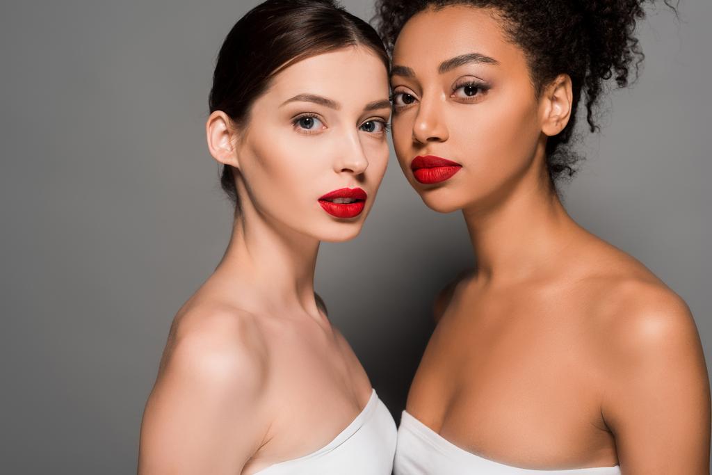 atractivas mujeres multiculturales con labios rojos, en gris
  - Foto, Imagen