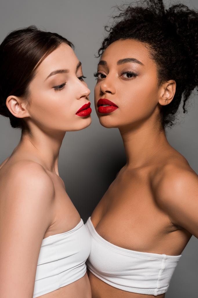 chicas multiétnicas atractivas con labios rojos, en gris
  - Foto, Imagen