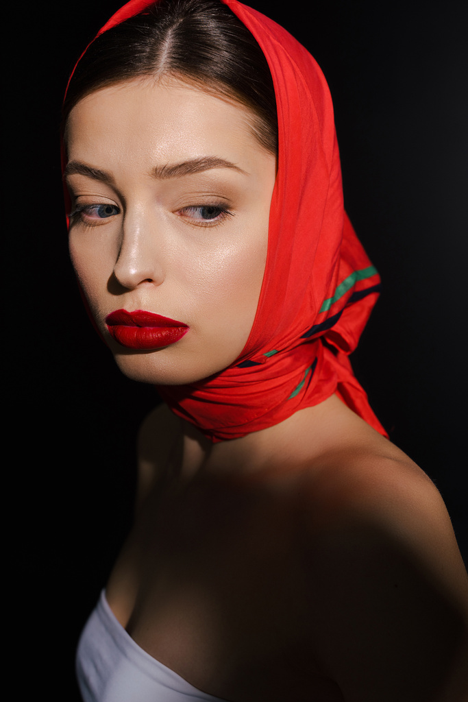 ελκυστική κομψή γυναίκα με κόκκινο μαντήλι, απομονωμένη σε μαύρο - Φωτογραφία, εικόνα