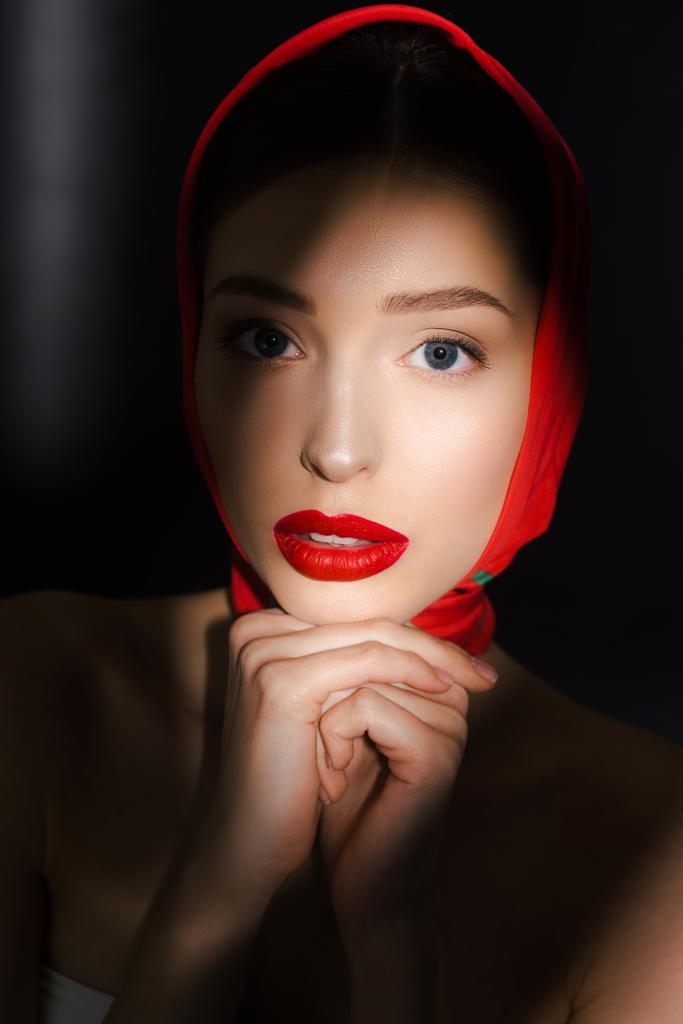 portrét atraktivní elegantní ženy s červenou šálou, izolovaný na černé - Fotografie, Obrázek