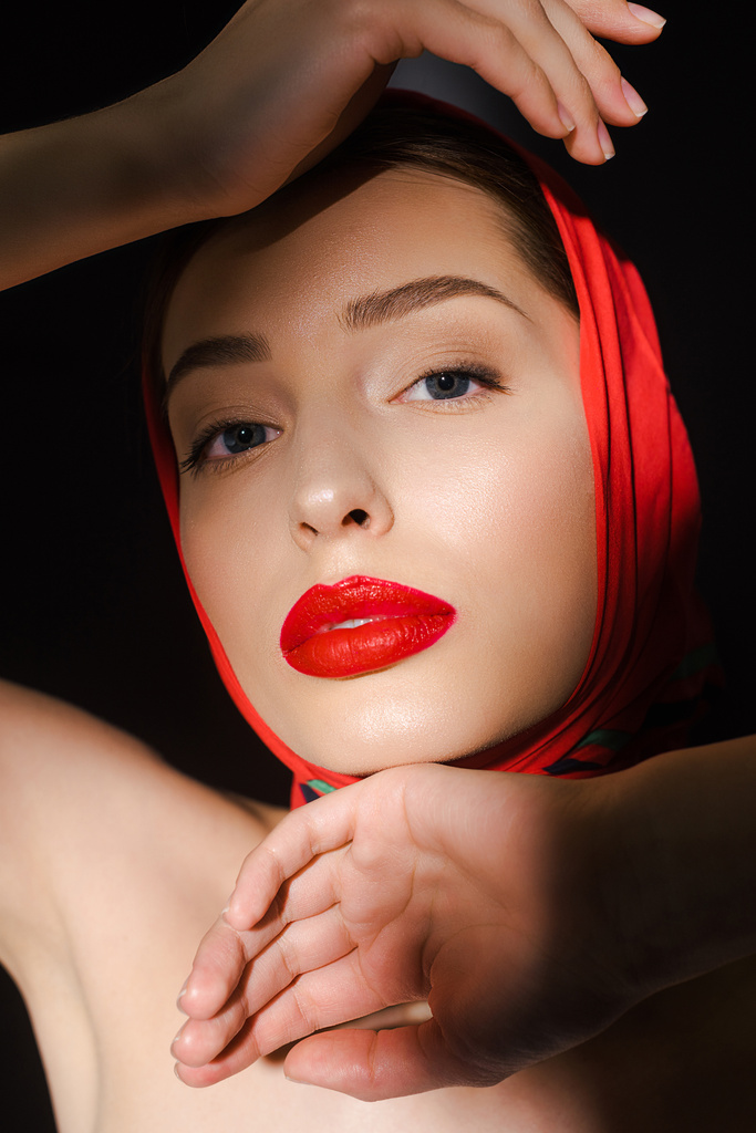 портрет привабливої елегантної жінки з червоним шарфом, ізольовані на чорному
 - Фото, зображення