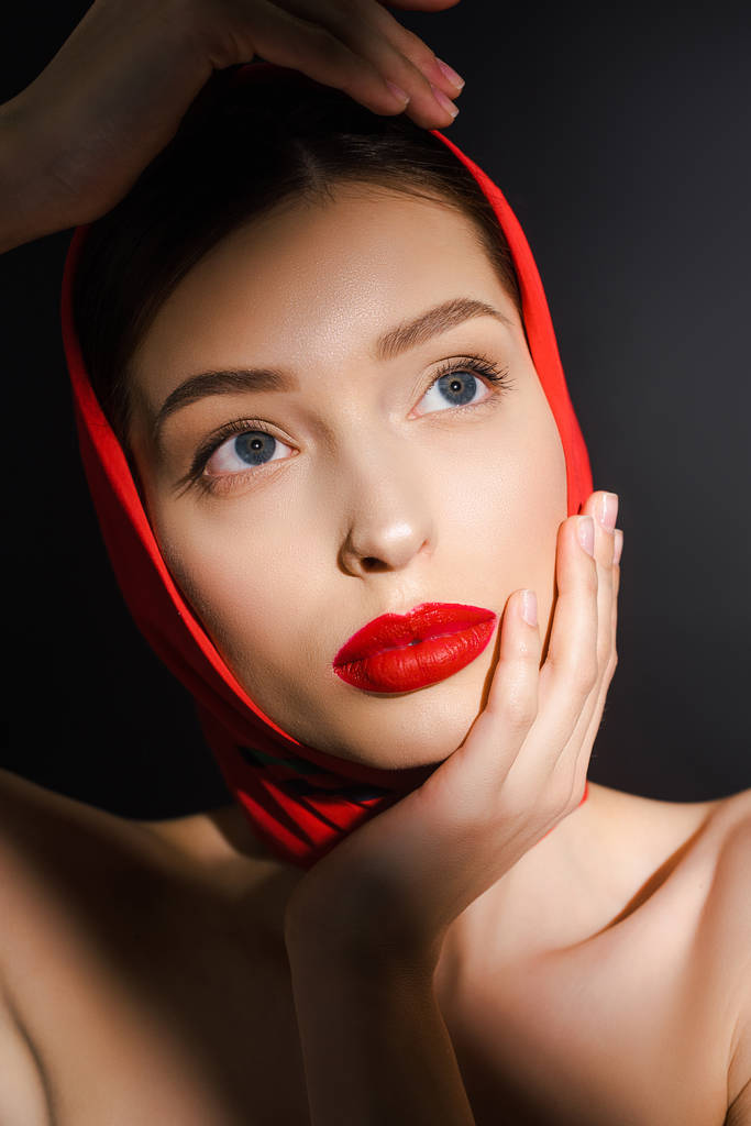 ritratto di elegante giovane donna con sciarpa rossa, isolata su nero
 - Foto, immagini