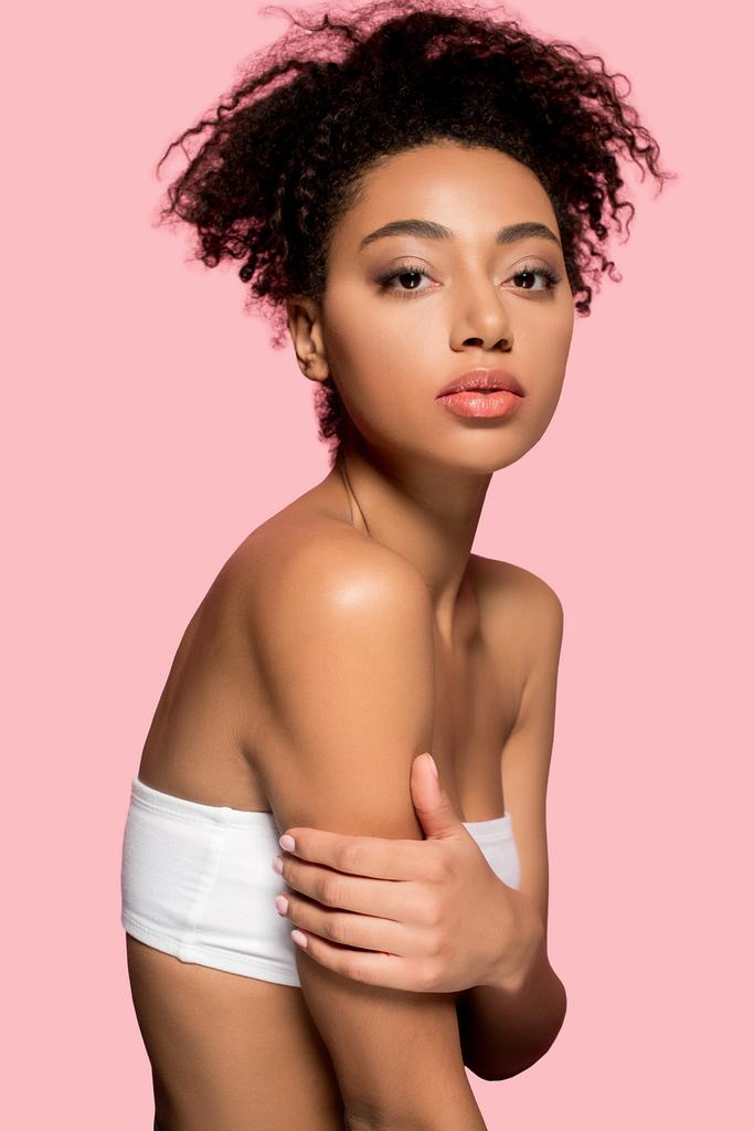 ritratto di ragazza afro-americana dal volto pulito, isolato su rosa
 - Foto, immagini