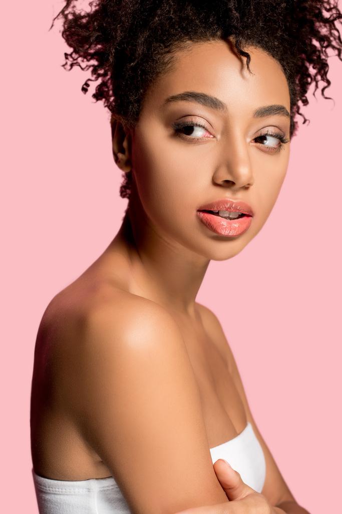 портрет привабливої афроамериканської дівчини з чистим обличчям, ізольованої на рожевому
 - Фото, зображення