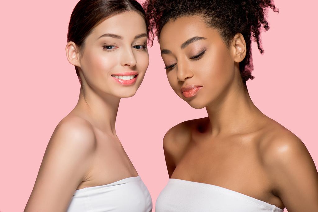 retrato de meninas multiétnicas com pele limpa, isolado em rosa
 - Foto, Imagem