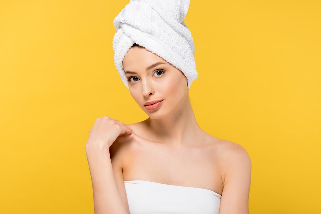 πορτρέτο της χαμογελαστή νεαρή γυναίκα με πετσέτα στο κεφάλι, απομονωμένη στο κίτρινο - Φωτογραφία, εικόνα