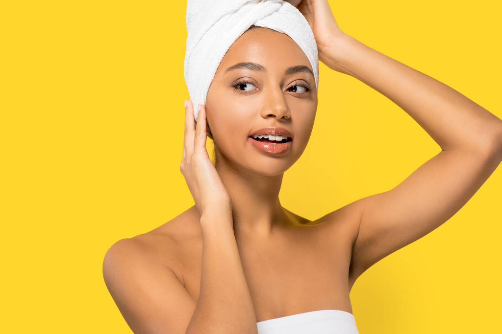 портрет позитивної афроамериканської дівчини з рушником на голові, ізольовано на жовтому
 - Фото, зображення