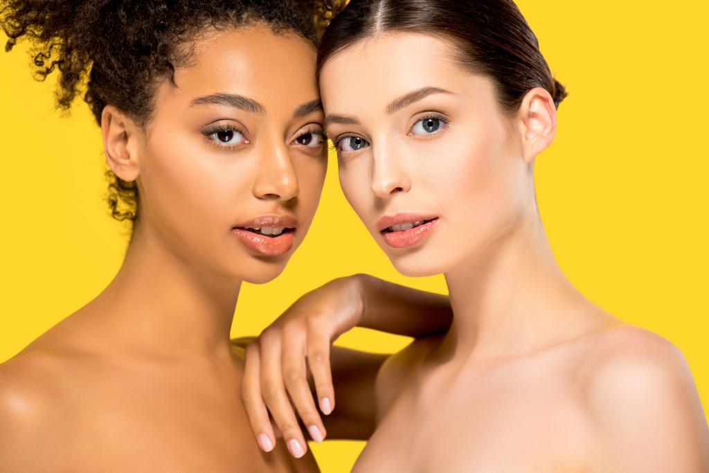 retrato de mujeres multiculturales con piel perfecta, aisladas en amarillo
 - Foto, Imagen