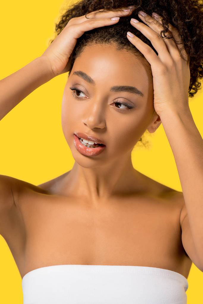 portrait de fille afro-américaine au visage propre, isolé sur jaune
 - Photo, image