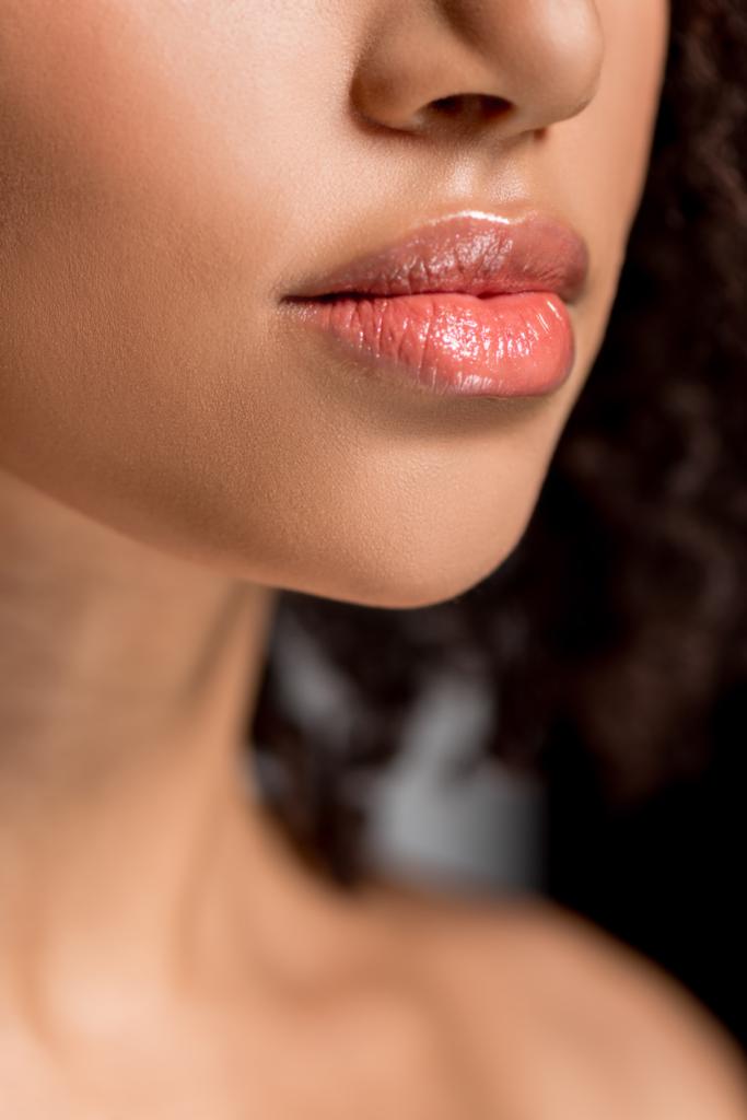 bijgesneden weergave van Afrikaans Amerikaans meisje met mooie lippen, op grijs - Foto, afbeelding