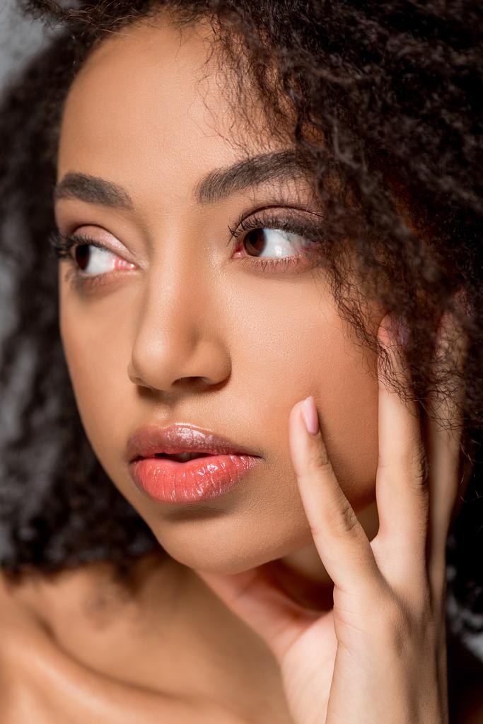 mooi Afrikaans amerikaans meisje met mooie lippen, op grijs - Foto, afbeelding