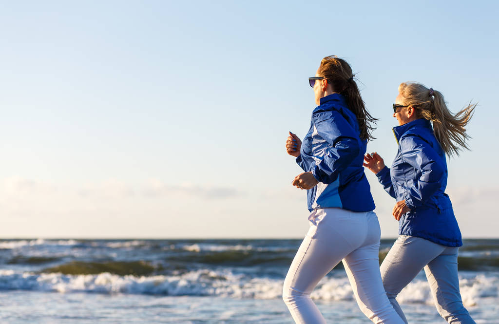 Deux femmes d'âge moyen faisant du jogging à la mer
 - Photo, image