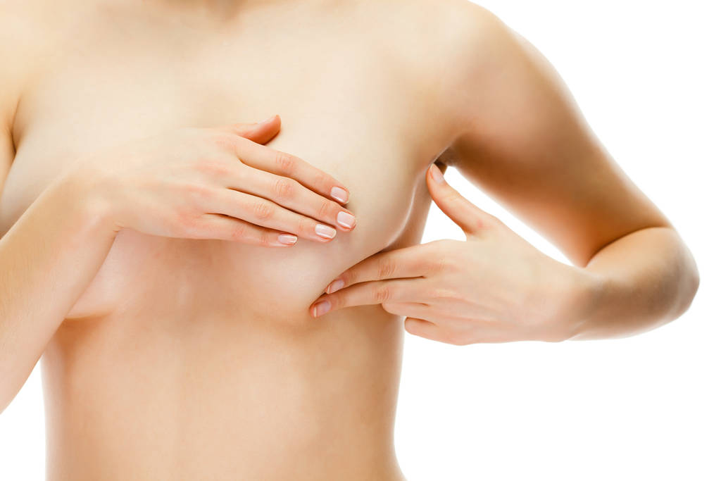 Jonge naakte vrouw controle borst - Foto, afbeelding