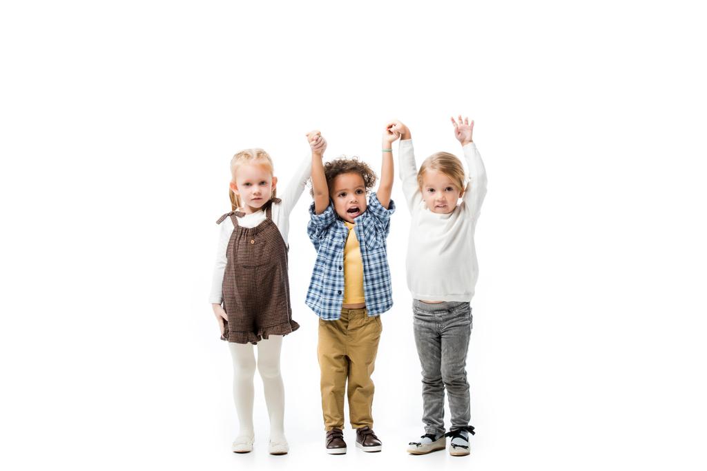 roztomilé multikulturní děti držící se za ruce, izolované na bílém  - Fotografie, Obrázek