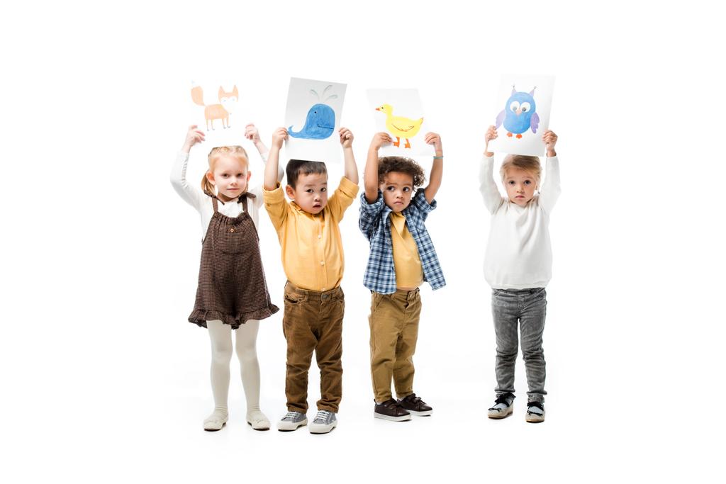 wielokulturowe dzieci trzymające obrazy na białym tle - Zdjęcie, obraz