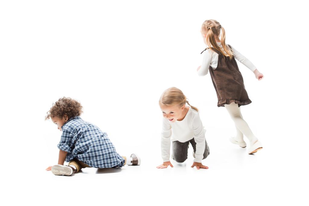 crianças multiculturais engraçadas brincando juntas, isoladas em branco
 - Foto, Imagem