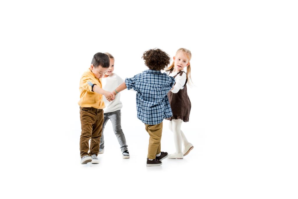 adorables enfants multiculturels tenant la main et jouant isolés sur blanc
 - Photo, image