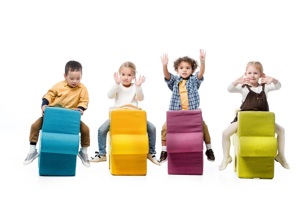 мультикультурные дети играют и сидят на головоломках, изолированных на белом
 - Фото, изображение