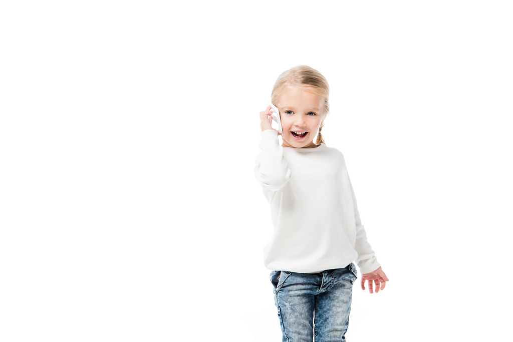 podekscytowany uroczy dzieciak rozmawiający na smartfonie, odizolowany na białym - Zdjęcie, obraz