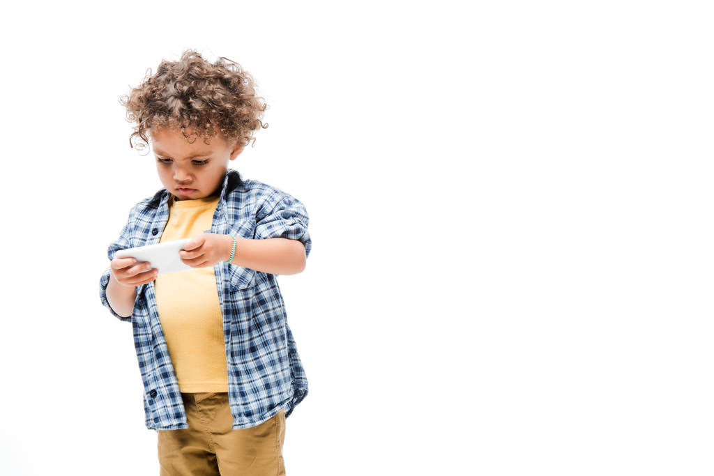 niño afroamericano enojado usando teléfono inteligente, aislado en blanco
 - Foto, imagen