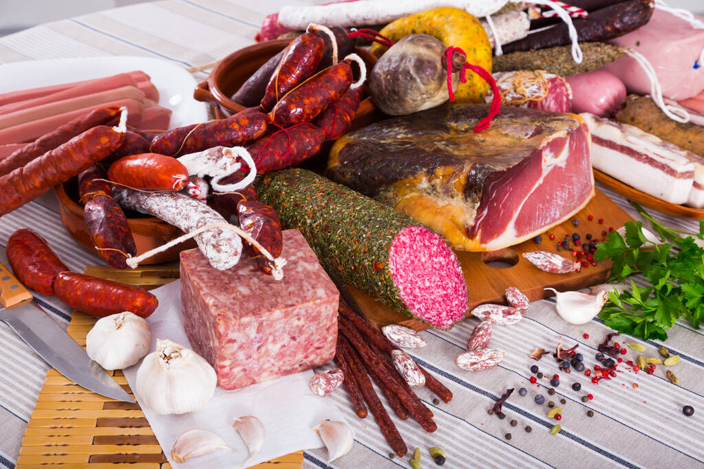 テーブルの上の肉の多様性 - 写真・画像
