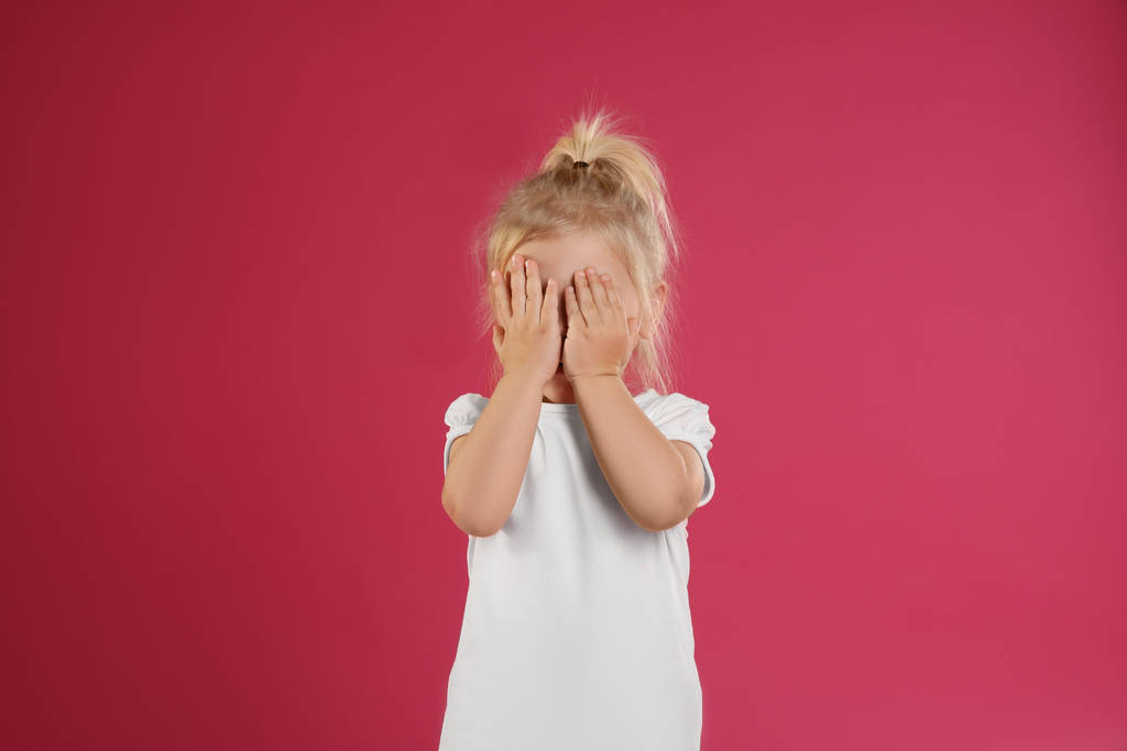 niedliches kleines Mädchen posiert auf rosa Hintergrund - Foto, Bild